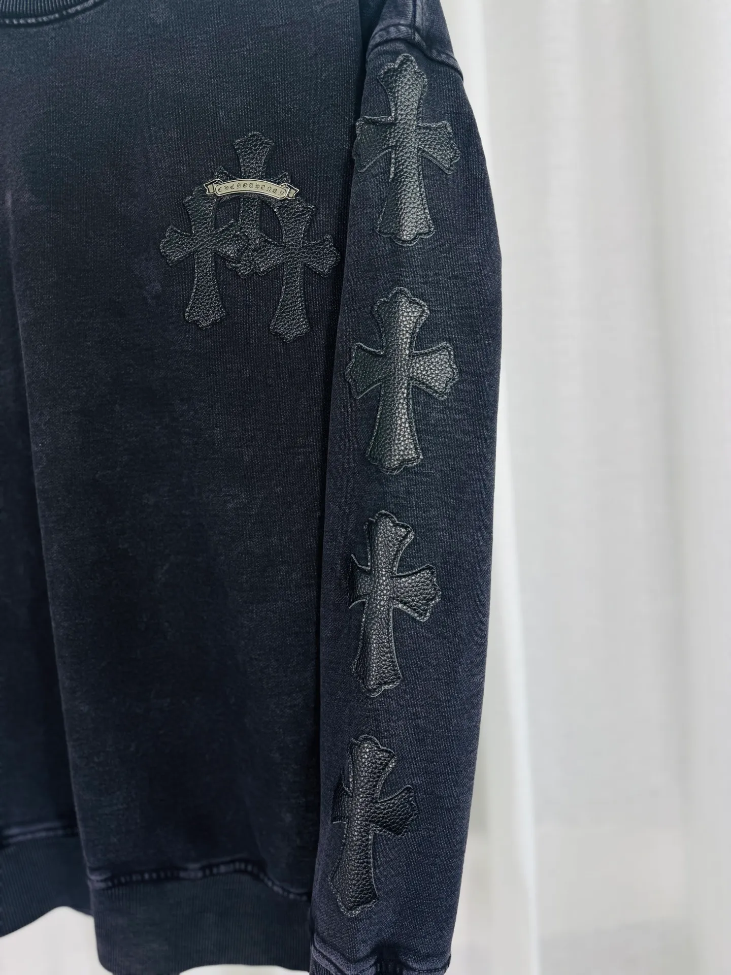 P270 top version, real shot without P, ​​different from market currency) 𝗖𝗵𝗿𝗼𝗺𝗲 𝗛𝗲𝗮𝗿𝘁𝘀/Cro Heart 2025 Washed Leather Embroidery Autumn and Winter New Original Single Counter American Laser Burnt 3D Three-dimensional Color Embroidered Couple Casual Sweater 👑The highest version! Customized fabric 420g tripe terry fabric! American acid-washed and distressed original fabric, laser burnt pattern ✟Skin embroidery, exquisite embroidery of letters! The best-selling model in the counter, very comfortable to wear. Accessories: original molded and authenticated collar label➕100% silk wash label. Genuine purchase-grade original hangtag➕matching hanging rope➕3D hanging beads➕original packaging bag. Craftsmanship: The original version has consistent wiring! The highest version of the armhole matching technique! Color: Gray Black Size: S M L XL Style No.: 9314